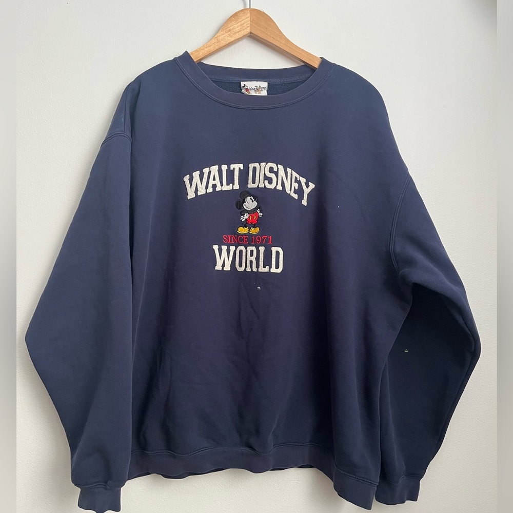 Vintage Disney Walt Disney World Embroidered Mickey Crewneck Sweatshirt.